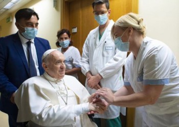 Francisco fue dado de alta y regresó al Vaticano: “Aún estoy vivo, no tuve miedo”