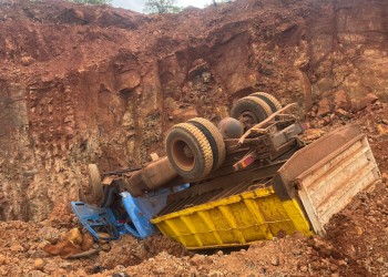 Camión cayó a una cantera desde 10 metros de altura: hay dos lesionados