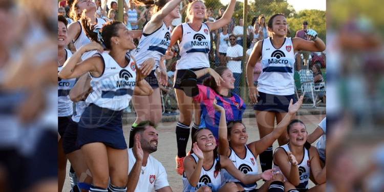 HORA DE LOS FESTEJOS. El equipo de CAPRI a puro cántico, tras vencer a Centro en la final del Regional “C”.
