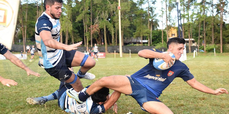 PRIMERA EMOCIÓN. Enzo Bistoletti se apresta a apoyar el try, luego de una buena jugada con Fernando Vargas.