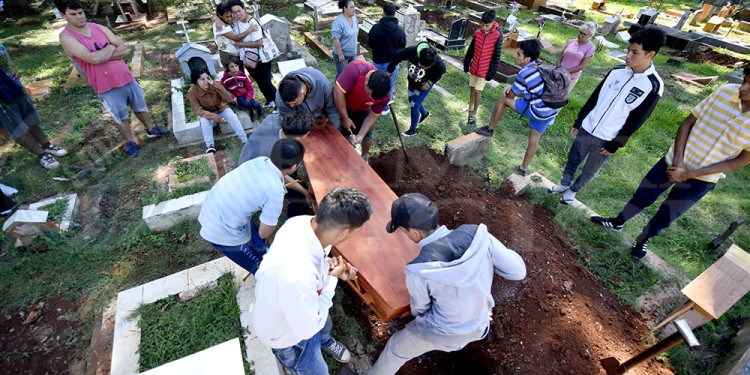 DESPEDIDA. Familiares, vecinos y amigos de “Telito” lo enterraron ayer cerca del mediodía en el cementerio posadeño tras velarlo en el barrio Santa Cecilia.