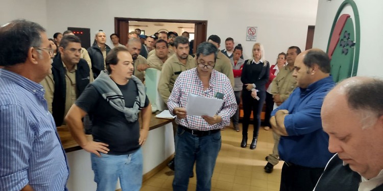 ASAMBLEA. Los trabajadores de la CELO elaboraron un petitorio que entregaron a los directivos de la entidad