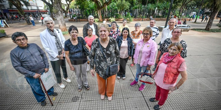 SIN PODER VIAJAR. Ana Monges, al centro, realizó la denuncia en declaraciones a los medios de prensa.