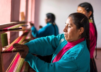 Mujeres tejedoras y bordadoras
