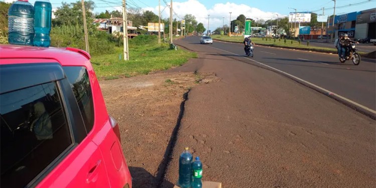 EN LA CALLE. Los puestos de venta de combustible están distribuidos en todos los barrios de Encarnación y en las rutas de acceso a la ciudad. (Foto Gentileza ABC Color)
