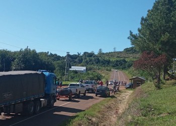 Manifestantes cortan la ruta provincial N°17 en Pozo Azul
