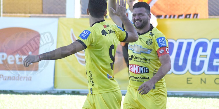 PRENDE VELAS. Crucero reza para que el “Pinti” llegue al partido.