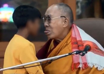 El Dalai Lama besó en la boca a un niño y provoca indignación en el mundo