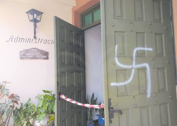 Joven con problemas mentales provoca destrozos y temor en calles de Eldorado