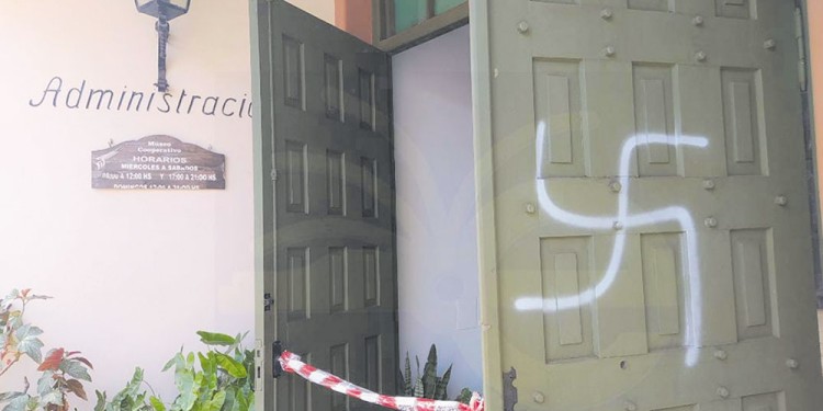 EL MISMO. La foto pertenece al año 2021 y la pintada la había realizado el joven que hoy vuelve a estar en el centro de la escena con ataques a los vecinos de uno de los barrios del centro eldoradense.