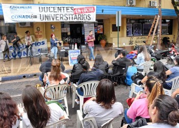 Docentes universitarios sostienen el paro y darán clases públicas
