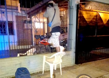 Quiso robar una bicicleta y cuando salía la punta de una reja lo atrapó