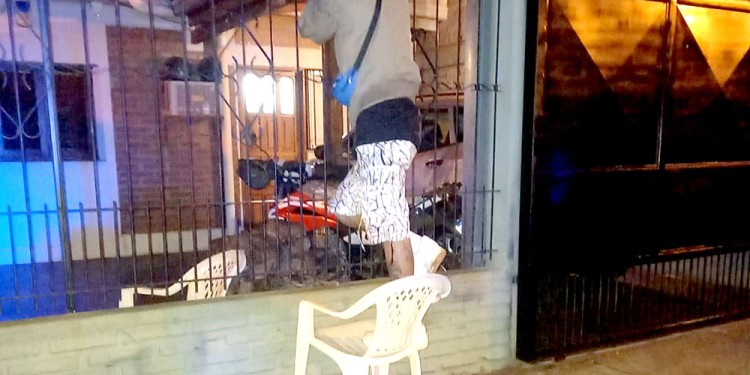 QUIETO Y APOYADO. “Mati” sin esposas pero con la reja atravesándole el brazo tras el fallido robo.