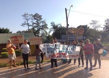 Vecinos de Puerto Leoni reclamaron acceso a conexiones de luz y agua