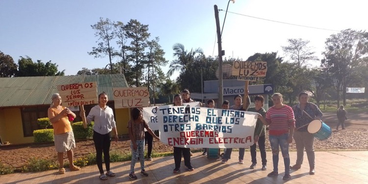LAS FAMILIAS. En este predio, viven familias numerosas sin luz y con conexiones inseguras. Protestaron frente a la Municipalidad para pedir una intervención y mejores condiciones de vida.