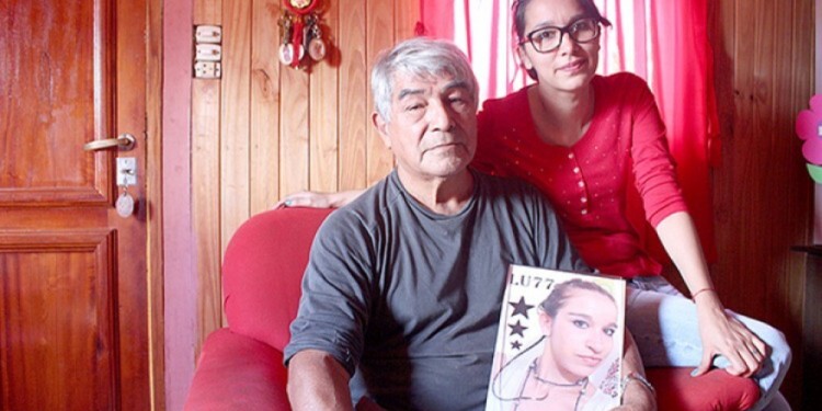 Felicitas y su padre recordando a Lucía.