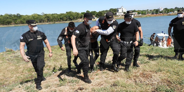 TENAZ RESISTENCIA. El acusado se opuso al arresto pero finalmente terminó esposado y en un calabozo.