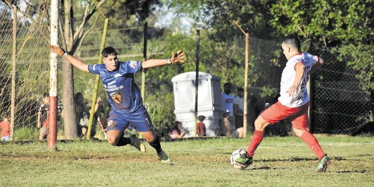 MÚSICA PARA LOS OÍDOS. Garrido, el héroe de la tarde, define en una de las últimas y le da el clásico a El Globo. (Gentileza. C. Reble)