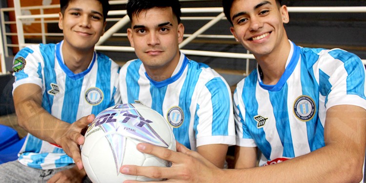 ILUSIÓN AL MÁXIMO. Santi López, Franco Albarracín y Julián González, todos con la celeste y blanca. Quieren estar en Comodoro.