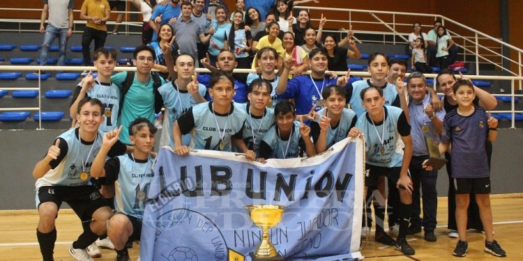 CORONA EN MANO. El equipo montecarlense y la celebración junto a sus hinchas, que dijeron presente en la final.