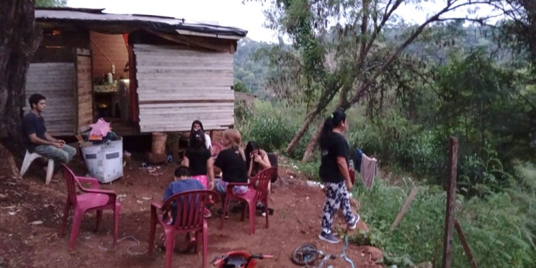 UN NUEVO LUGAR. Acercaron algunos elementos donados a los chicos y remarcaron que lo principal es conseguir un espacio digno para vivir. Por ahora, viven en una casilla, en un terreno prestado por un tío de estos hermanitos.