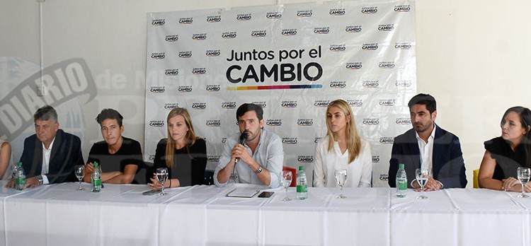 LANZAMIENTO. Al centro Arjol y Dörper junto a candidatos a diputados provinciales de JxC que forman parte de la UCR, el PRO y el puertismo.