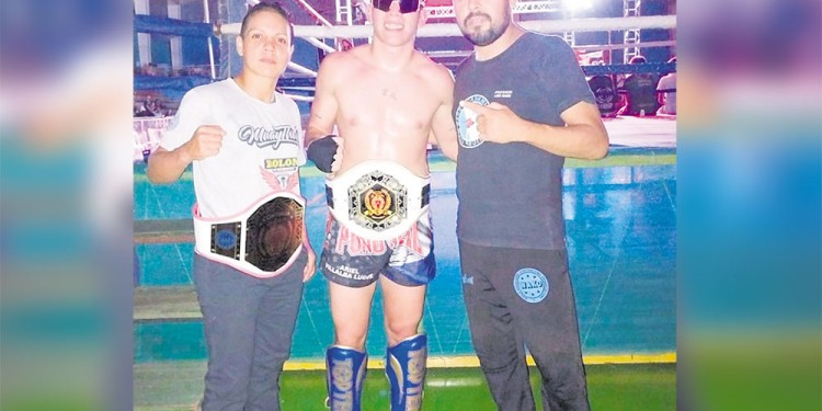 EN LA VELADA. Adriana Piedade, Ariel Villalba y el profesor Luis Báez.