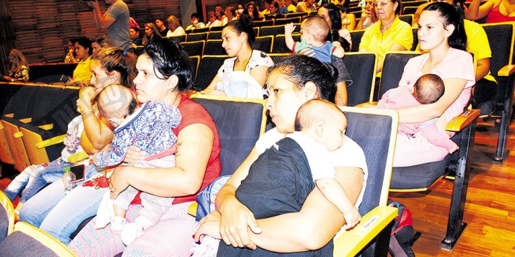 BENEFICIARIAS. Está previsto que las mujeres reciban los kits al momento de la primera consulta posnatal.