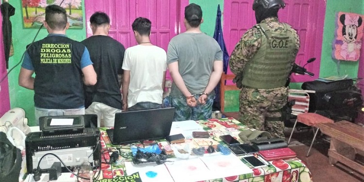 NO CAMBIÓ NADA. Policías provinciales nuevamente con testeos y pesaje de droga en poder del cabecilla detenido (derecha).