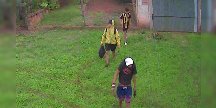 IDENTIFICADOS. Captura de la cámara de seguridad del lugar.