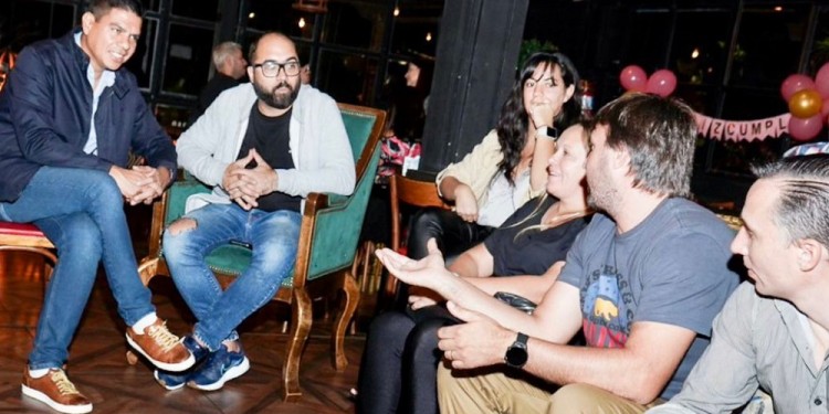 DIÁLOGO. Fernando Meza (primero a la izquierda) se reunió recientemente con comerciantes de la ciudad.