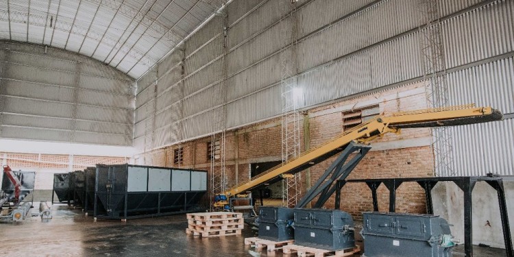 “El productor va a poder entrar con la yerba canchada y salir con el producto empaquetado”