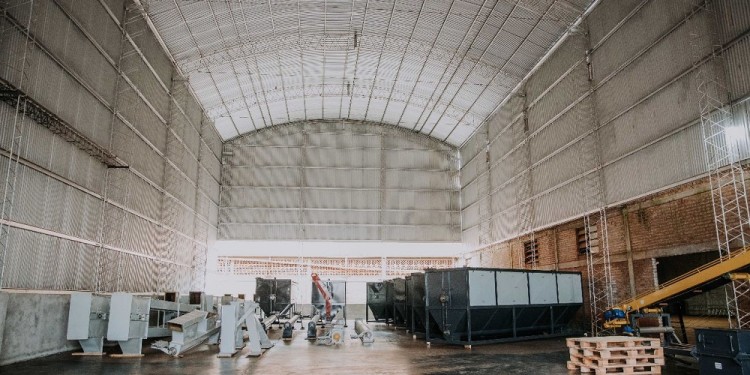 “El productor va a poder entrar con la yerba canchada y salir con el producto empaquetado”