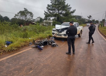 Dos adolescentes hospitalizados tras impactar contra una camioneta