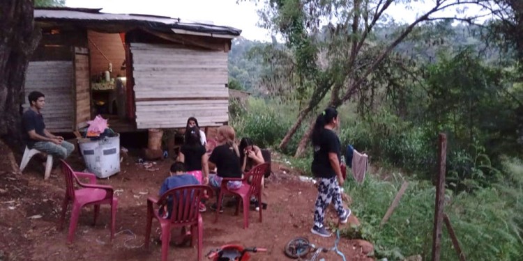 URGENCIA. Los hermanos necesitan una casa porque el espacio donde hoy viven es de un tío y apenas caben los colchones en el piso.