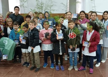 En Cerro Azul celebraron el Día de la Tierra plantando árboles de jacarandá
