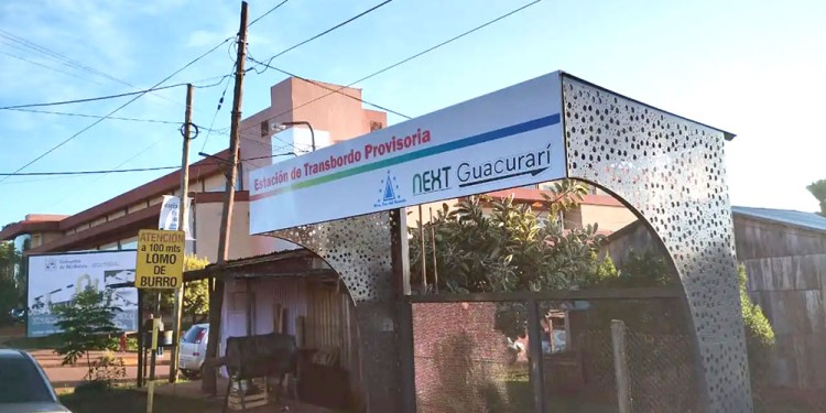 PRECARIO. Días atrás habilitaron la “estación de transbordo provisoria” del hospital SAMIC, una parada de escasas dimensiones y cobertura, sin mayores novedades sobre los nodos y terminales de transferencia prometidas para fines del año pasado.