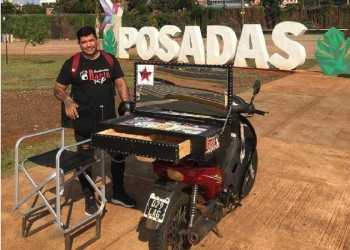 Para reinventar la profesión, puso en marcha una barbería móvil en Posadas