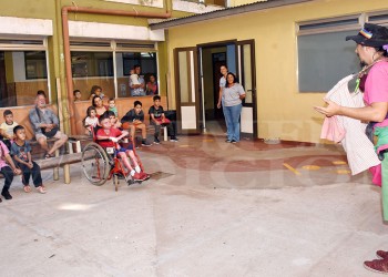 Los títeres dibujaron sonrisas en el Hospital Pediátrico esta mañana
