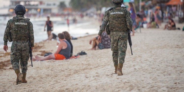 Soldados fuertemente armados de la Marina mexicana patrullan en Playa del Carmen. Los destinos turísticos de la Riviera Maya han sido en los últimos tiempos escenario de tiroteos entre narcotraficantes. Entre las víctimas también se cuentan turistas.