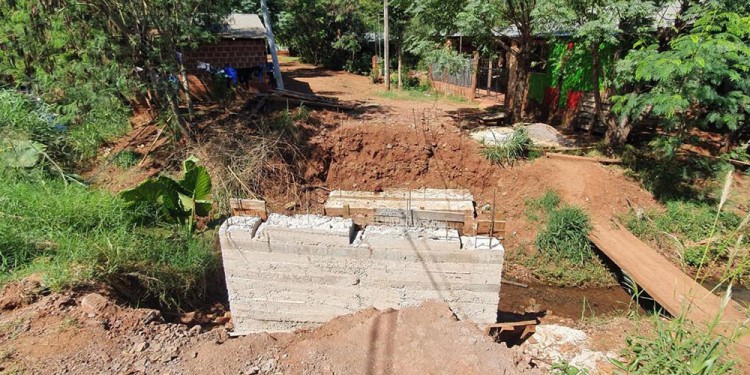 INCOMUNICADOS. El puente anterior se retiró, por una cuestión de seguridad, hace más de tres meses.