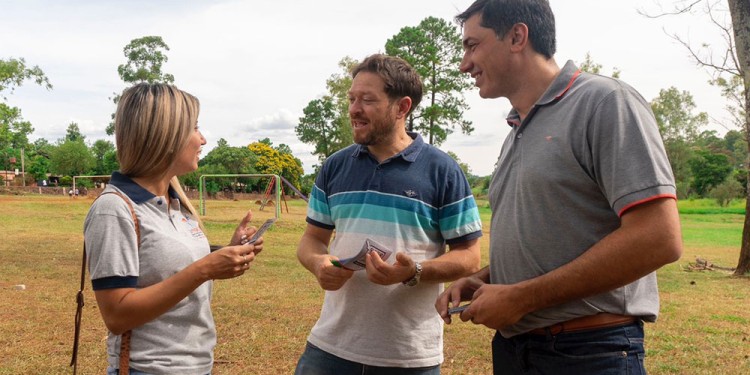 NATIVOS RENOVADORES. Rodríguez Varela, en el centro, junto al candidato a intendente Martín Recamán.