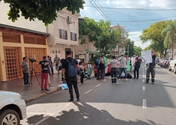 Trabajadores excluidos se manifestaron frente a la Municipalidad de Posadas