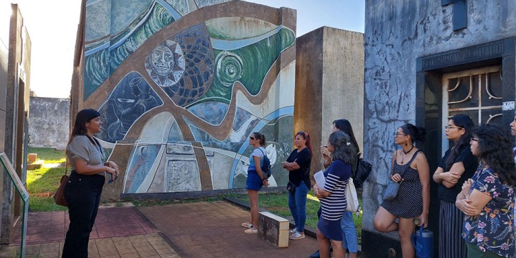 RECUERDO. Una de las paradas fue sobre el mural en homenaje a Teresa Warenycia.