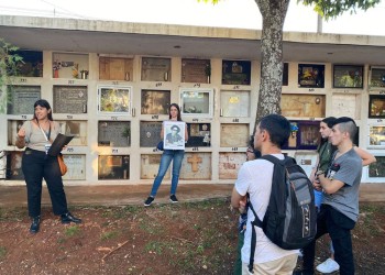 Una visita al cementerio en homenaje a las mujeres pioneras de Misiones