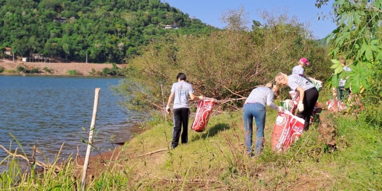 CUARTA EDICIÓN. La jornada ambientalista 2023 convocó a numerosos vecinos, quienes coordinaron acciones futuras, no solo para la limpieza de la costa del río, sino para encuentros y jornadas de sensibilización en la localidad.