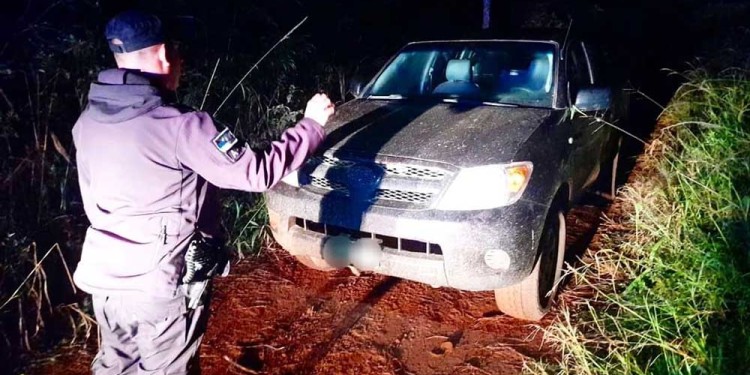 EXITOSA FUGA. Tras abandonar la camioneta, los delincuentes se escaparon hacia una zona de malezas