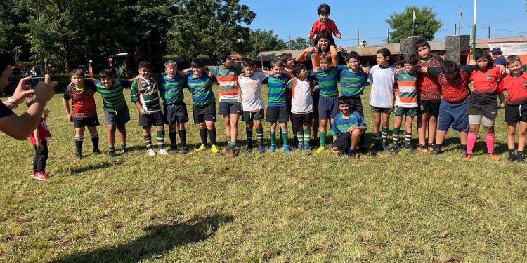 UNIDOS POR LA PASIÓN. Chicos de diferentes clubes de la provincia se juntaron en Lomas para disfrutar con la ovalada en el primer encuentro del año.