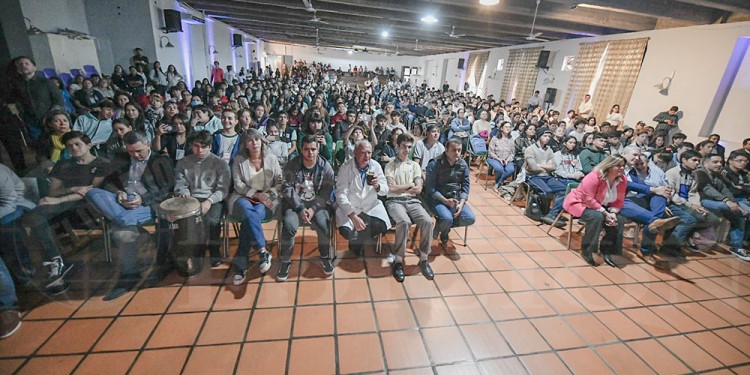 ATENTOS. Las autoridades siguieron atentamente las conclusiones de los jóvenes en el cierre de actividades.