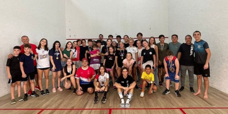 LISTOS. Los squashistas misioneros arrancan con la competencia en Posadas y después se inician los viajes.